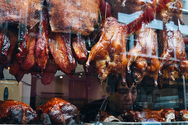 三牲祭品（雞、豬、魚）務必連結完全，不可切去頭尾。