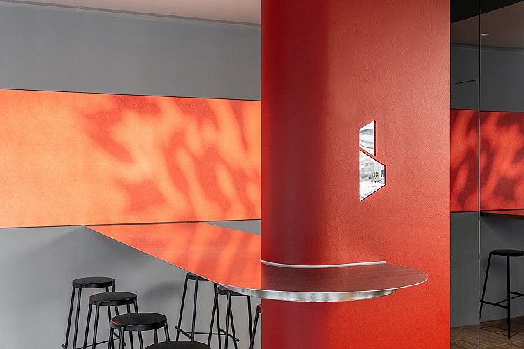 走入室內，最具標誌性的莫過於中央亮眼的Blink代表性紅色中柱。