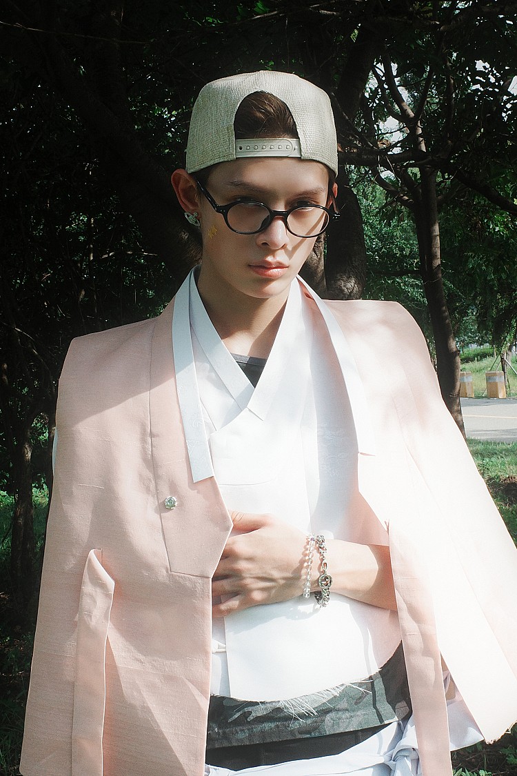 有不少COER喜歡James的原因，不只是這位大哥在舞台上的表演很炸裂，以及他混血的帥氣臉龐，更多時是他在直播中、在私底下，有點搞笑、有點無厘頭的表現，加上配戴黑框眼鏡的造型，讓不少人被這種反差萌圈粉，更有粉絲直言「台上是James、台下是趙雨凡！」