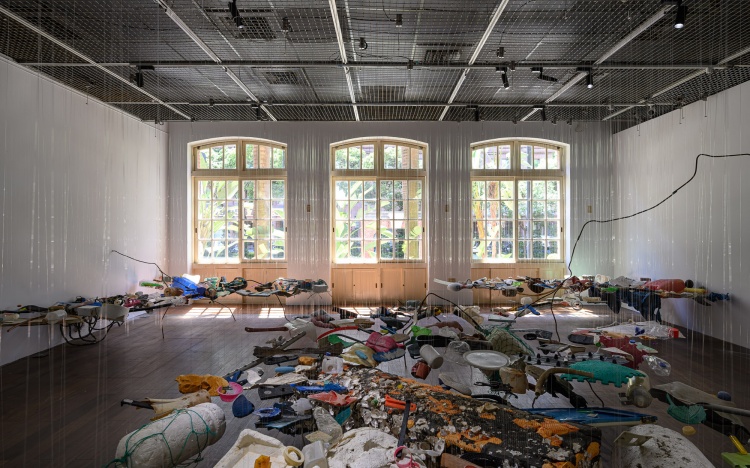 《雨霾II》利用海廢銅管、回收電子載具等素材在節奏中撞擊，彷彿午後雨聲在展間迴響，重構時間痕跡與過去印記。Source：豪華朗機工