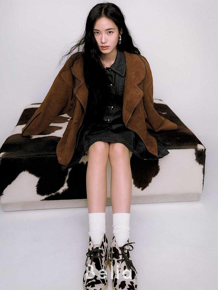 《Bella Taiwan》10月號封面人物Lily許韶恩也率先穿上Sandro拼接設計上鏡，透過柔軟觸感與霧面光澤詮釋不一樣的秋冬態度。