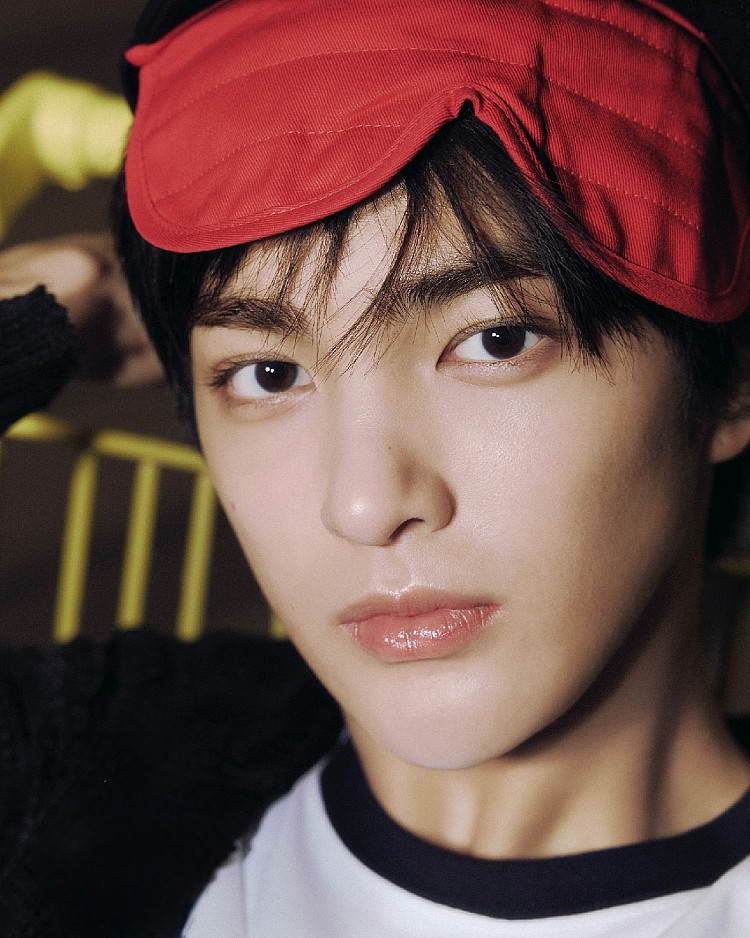 以「自然唇色、日常保養」為核心概念的「癮誘粉漾潤唇膏」。不同於品牌過往偏向優雅、古典的設計語彙，這款潤唇膏以如果凍般的粉色外型、輕巧包裝與親切定價登場，塑造出一種毫不費力的「少男少女」妝感。（價格：NTD1,400）