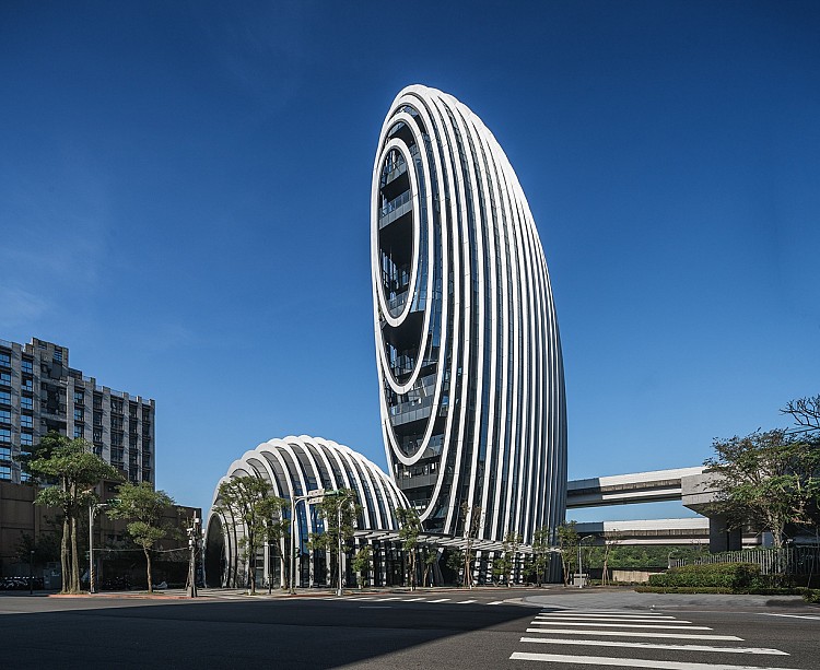 砳建築最大的亮點之一，莫過於建築外觀的設計。Aedas 嘗試以現代方式呈現傳統文化中的「圓」、「力」、「雅」的特質，以基地旁基隆河的「鵝卵石」為靈感