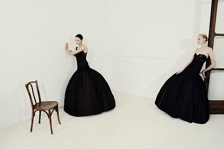 YSL奪下熱搜冠軍！全球時尚搜尋平台 Lyst 公布 2025 年第三季的數據報告，聖羅蘭首度登上全球最熱搜品牌第一名，憑藉 一貫的銳利剪裁與性感極簡輪廓，在變動不安的市場中穩坐巔峰品牌的鞋款 「Le Loafer」樂福鞋 在第三季搜尋量月增 66%，成為全球第二熱門單品。