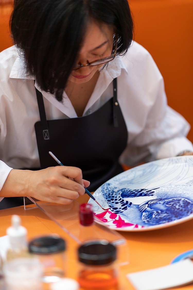 從在白瓷上繪製《夜行獸》(Fauves de Nuit) 的細膩筆觸，到Hermès Vivace 障礙賽馬鞍的嚴謹組裝，讓人重新理解「奢華」的本質，也體現了愛馬仕近兩世紀以來對於工藝的追求。