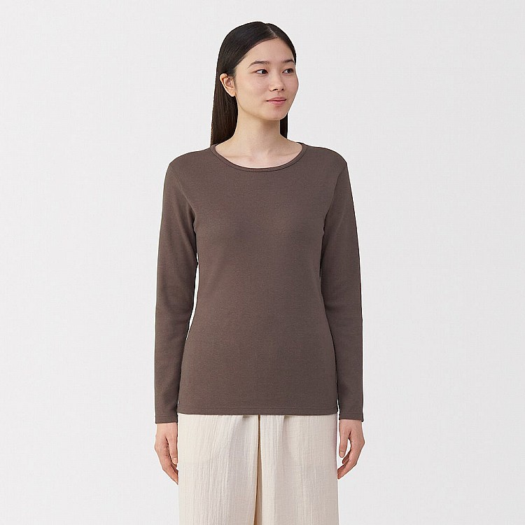 在冬天，無印良品人氣最高的就是這件「混羊毛發熱衣」，走的是天然材質路線：有機棉的親膚與吸濕，加上羊毛的保溫力，穿起來柔軟、暖度也很有感。特別適合疊穿在針織、羊毛類單品裡，不太容易因摩擦產生靜電，穿脫時也更舒服。圓領、高領兩種款式都好搭，以混羊毛材質來說，這價位相當划算。（價格：NTD690）