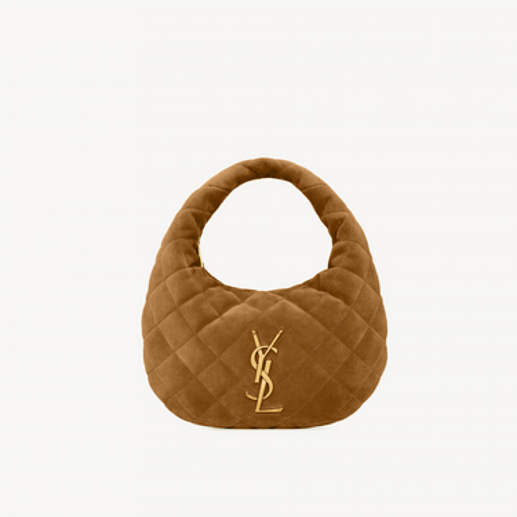 聖羅蘭這包款在台灣搶先開賣！於香港、澳門同步發售預售，展現品牌對本地市場的高度重視，讓港澳台的時尚迷能夠搶先一步擁有Rosé同款，「Icarino」將是今年下半年最矚目的IT Bag，勢必引爆搶購熱潮。