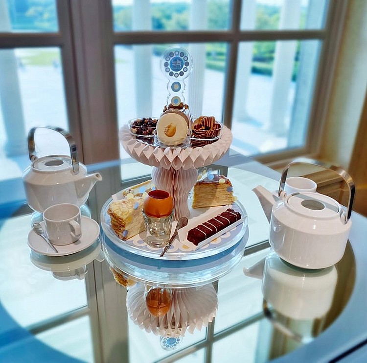 台南奇美博物館|深藍咖啡館 深藍咖啡合作設店,將千層蛋糕與職人咖啡帶入博物館情境;在古典園景與雕塑語彙之間,甜點被轉化為另一種「展件」。