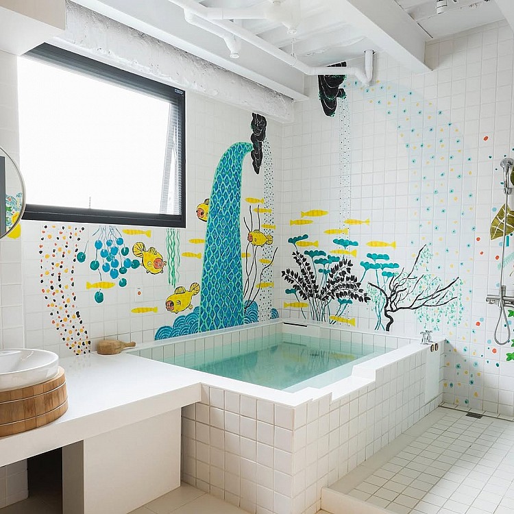 礁溪「蔥澡」是編輯熱愛的泡湯場域，不是走傳統溫泉路線，這間位在市區的日歸湯屋，前身是礁溪在地老溫泉旅店，停業後沒有被抹去痕跡，而是找來台灣藝術家與設計師重新詮釋。綠白配色、幾何磁磚與俐落線條，讓泡湯空間多了一種輕快的節奏，看得出來是為當代旅人而生。