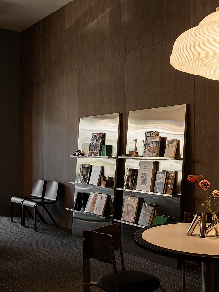 水湳門市特別強調內外連結，大面積玻璃將礫石步道、綠樹與戶外長椅引入視覺之中，模糊室內外界線，形成如都市綠洲般的存在。