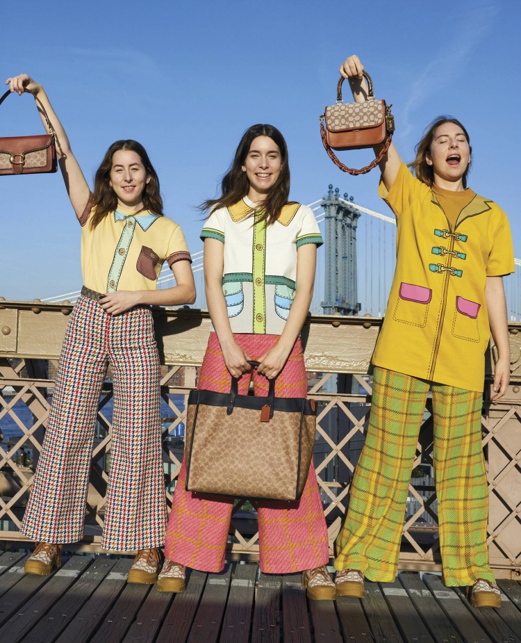 Coach自1941年於紐約創立，早期以皮革工藝見長，但真正讓它在全球奠定辨識度的「老花設計」，卻是在2001年由前創意總監 Reed Krakoff 推出的 Signature系列，一度佔據Coach六成銷售額