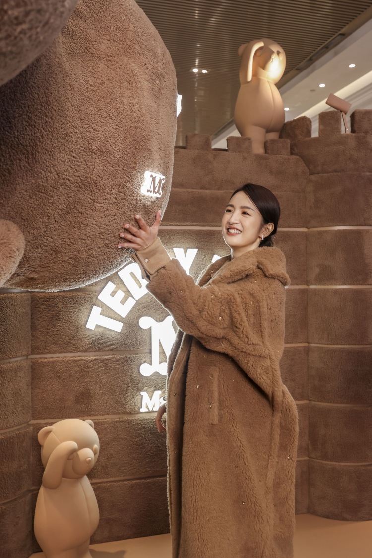 秋冬季節的來臨，絕對不能忘記Max Mara大衣！林依晨以一身“零負評”的駝色泰迪熊大衣，繭型剪裁讓身形線條更柔和，也更顯臉小，完全就是最適合冬季的減齡穿搭神器！