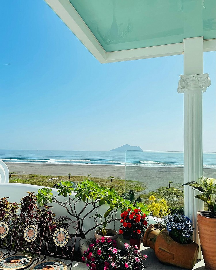 在宜蘭也能一秒飛到地中海?位於頭城外澳沙灘旁的渲咖啡 Shine Cafe,以藍白相間的希臘風建築聞名,遠遠就能看到它在陽光下閃耀的身影。