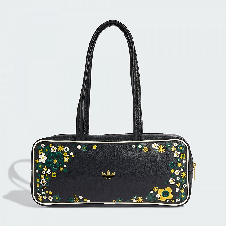 adidas Originals攜手Liberty London推出的加長Airliner包,將運動復古輪廓與藝術印花巧妙融合。包身靈感源自Liberty經典的「Vera Meadow」圖騰,以星形花朵與煙火意象勾勒出如午夜花園般的浪漫氛圍。