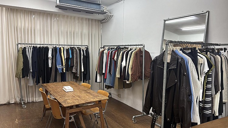 2143藏身於松山區老公寓二樓的空間，入口低調卻極具個性，推門上樓彷彿走進熟識造型師的私人工作室，逛起來更自在。