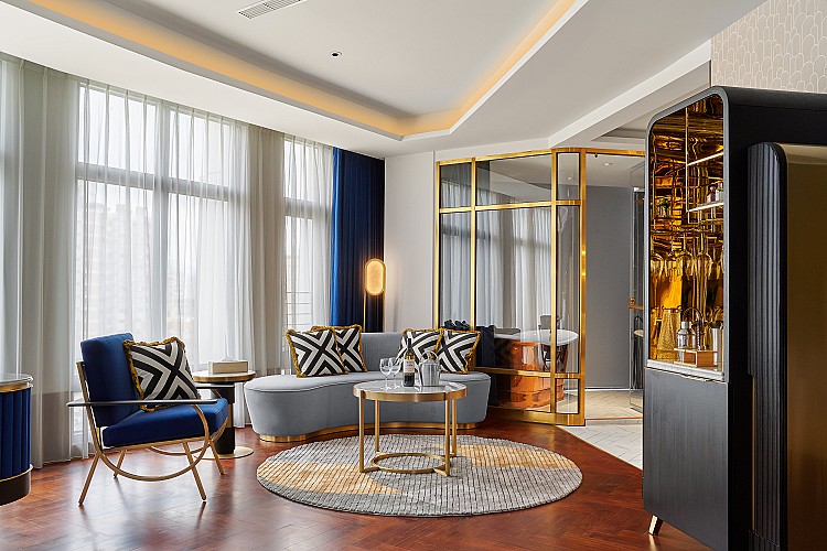 館內設有80間客房、Ailìse Bar、Lumen 餐廳、健身房與多功能藝文空間。