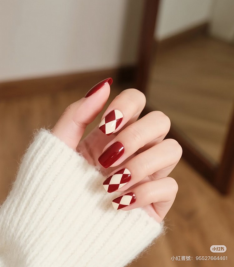 聖誕紅美甲推薦9：馬戲團格紋