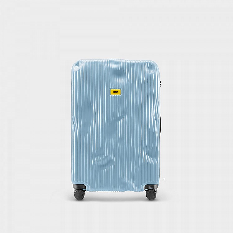 來自義大利的行李箱品牌Crash Baggage，把「撞擊痕跡」當成設計語彙，讓旅行痕跡成為一種美學標誌。這款晨曦藍色的Stripe行李箱使用條紋式凹痕，PC材質讓整體輕盈卻堅固，搭配360度順滑滾輪與清晰分隔內裝，實用性也不打折。