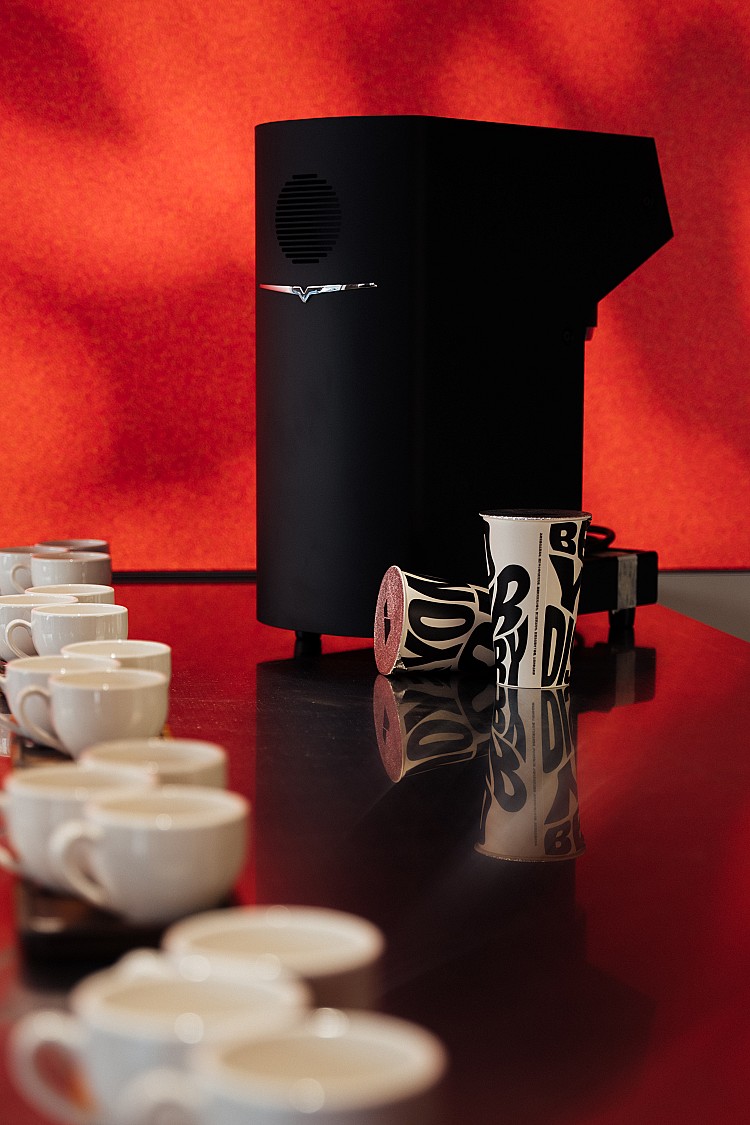 為了把一杯奶茶做到極致，店內首次引進VictoriaArduino PureBrew+頂級萃茶設備