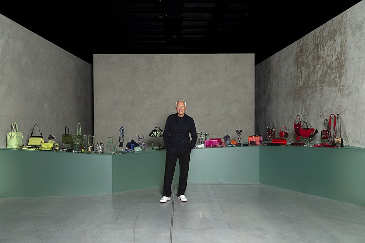 自1975年創立品牌以來，Armani執掌義大利時裝帝國近半個世紀，版圖橫跨Giorgio Armani、Emporio Armani、高級訂製系列Giorgio Armani Privé，以及中價位的Armani Jeans與Armani Exchange。他以俐落剪裁打破陽剛與陰柔界線，引領時尚界邁向低調奢華的美學風格，並將品牌推升為全球指標性的奢侈品集團。