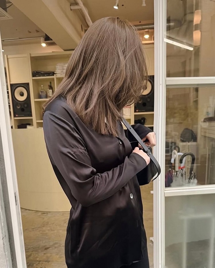 奶茶棕髮色造型推薦4:八字瀏海中長髮