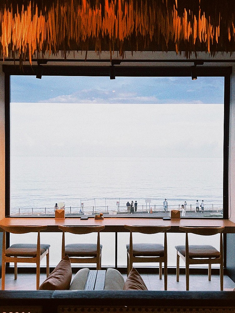 提到海景咖啡廳,絕對少不了在社群上長紅的「滿山望海」。擁有180度無敵海景,一踏入店內,大量竹藤傢俱與輕盈紗簾迎面而來,整體氛圍宛如置身峇里島。