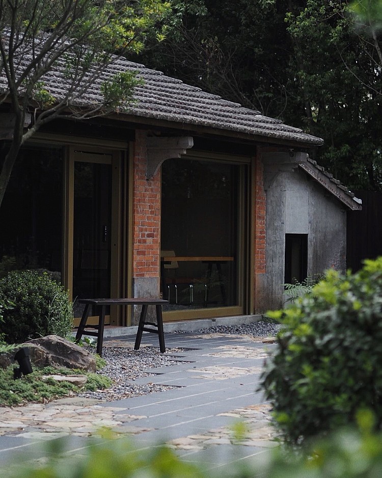 見野 Niwa 是一家隱藏在竹林與老宅氛圍之中的玻璃屋咖啡廳,原址曾為園藝公司打造景觀的基地,現今透過設計團隊與「金龍園藝」合作,將老磚屋與透明玻璃屋空間串連在一起,創造出一座人與自然交會的庭園秘境。