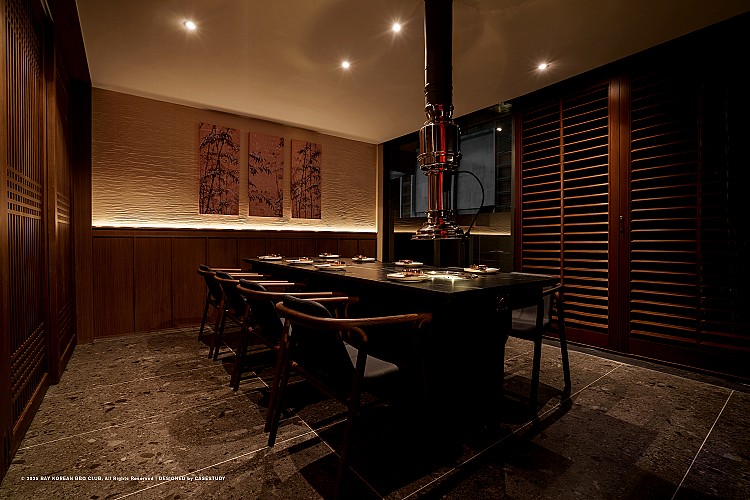 兩大團隊將傳統韓風元素注入俐落的當代線條，營造出既摩登又帶點復古的氛圍。