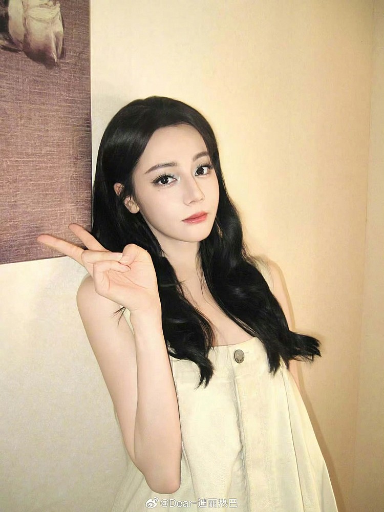 迪麗熱巴長髮燙髮造型推薦7：雲朵捲