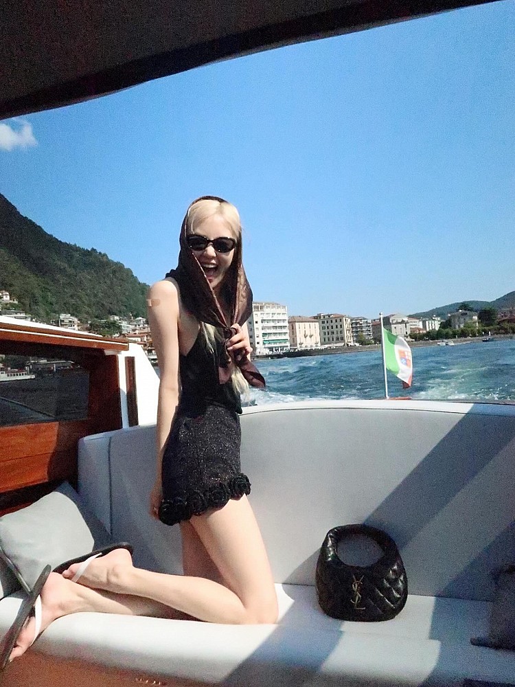 BLACKPINK成員Rosé近日在米蘭科莫湖遊艇與街頭亮相時，率先背上Saint Laurent 2025秋季全新力作——「Icarino」半月包。她以絲巾、黑色短褲搭配休閒夾腳鞋，隨性卻不失優雅，讓這款新包瞬間成為社群熱搜焦點。