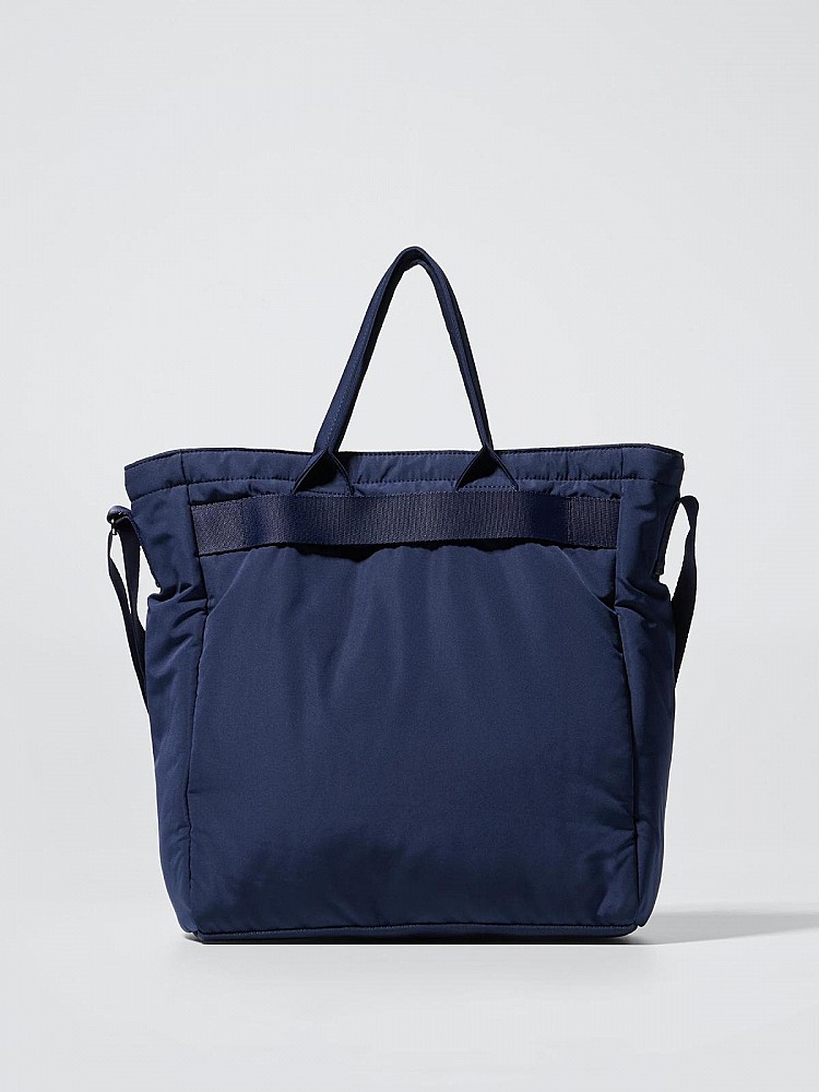 Uniqlo這款2Way萬用包將於9月5日於指定店舖與Uniqlo官方網站同步開賣，售價僅NT$990。