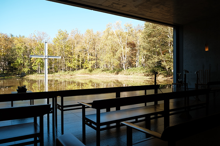 盛夏時綠意婆娑，冬日裡白雪覆地，水之教堂的池面隨光影變幻出不同的詩意景象。無須言語，只要靜靜凝視，便能感受到呼吸與心跳與空間融為一體的寧靜力量。