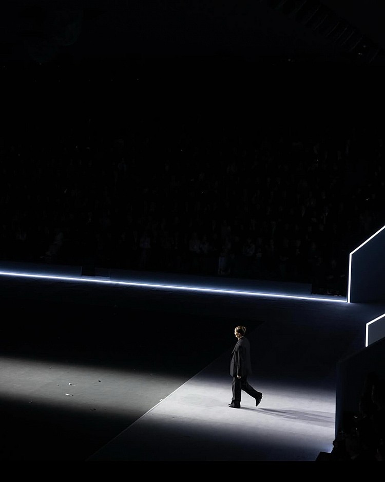 LVMH集團於今日台灣時間8點正式宣布：Maria Grazia Chiuri接掌Fendi全線創意職權，成為品牌首位同時負責女裝、男裝、高級訂制與配件的女性創意總監。