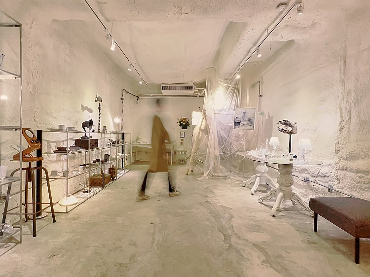 Pipaol And Love空間前身是一處廢棄的冷凍庫空間，改造後並未刻意消除原有痕跡，而是保留牆面質地與較為封閉的空間尺度，讓結構本身成為氛圍的一部分。