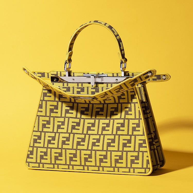 Fendi的 FF Monogram 由Karl Lagerfeld於1965年設計，靈感來自「Fun Fur」，僅用5秒便完成。這個雙F交疊的圖案，成功讓以皮草起家的品牌煥發摩登氣息，並成為Fendi邁向國際的重要符號。