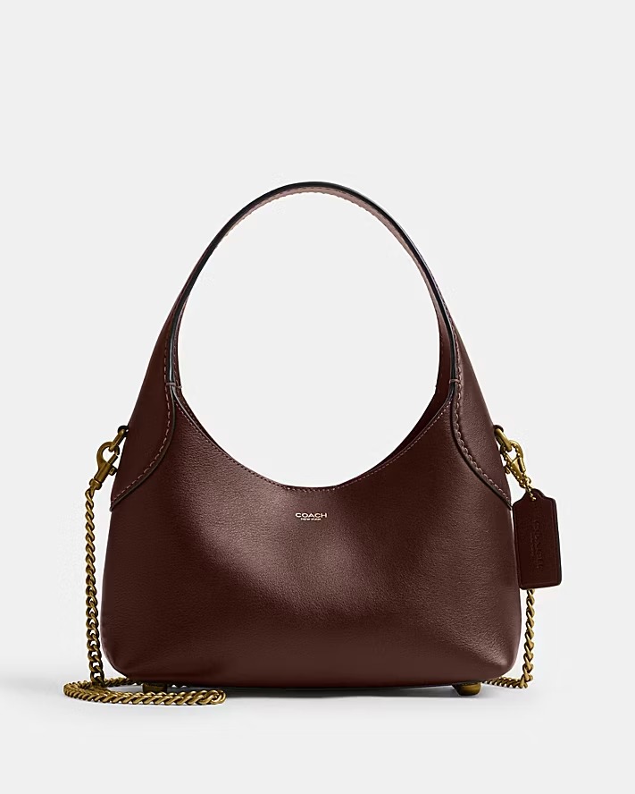 乘著復古風潮的興起,再加上極具競爭力的定價策略,Coach在這幾年之中營收嚇嚇叫!近期在捷運上可見許多時髦男孩女孩都拎著這一款「Brooklyn」流浪包,可率性肩背、亦可斜揹的款式,㝛中這一顆「Brooklyn 23」的大小日常使用很剛好,而價格更是很甜!