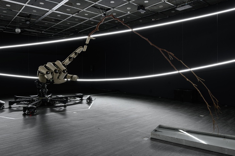 進入「凝視的宇宙」展間，以《宇宙201》這件聚焦裝置作為終點，融合《生光》、《物林》《手識》三件作品，構造可呼吸的宇宙場域，讓觀眾在聲光共振中凝視未來可能性。這樣的空間鋪陳，讓展覽不只是作品展示，而是感知與想像的旅程。 Source：豪華朗機工