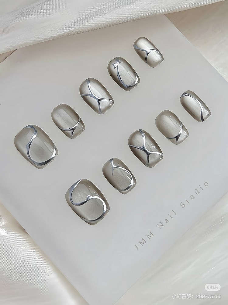 銀色光療美甲推薦2：科技感線條