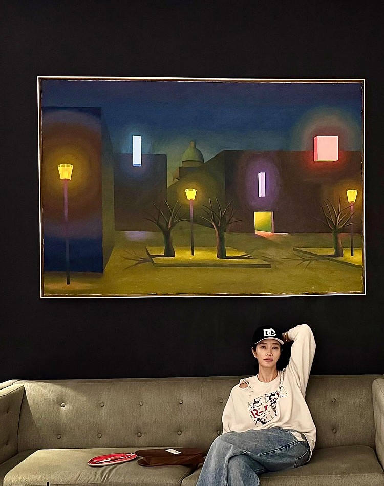 休閒造型該如何維持逆齡感？金憓秀的私服穿搭是個好參考！可以看出越輕鬆、越顯年輕！運用有點破壞感的寬版衛衣加上復古刷色的牛仔褲造型，加上棒球帽點綴，休閒穿搭同樣不失品味！