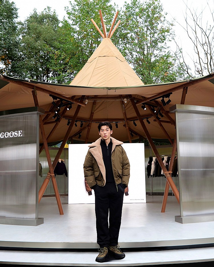 許光漢曾上身這一款飛行員夾克，選擇軍綠色 Chilliwack 飛行員夾克，內搭全黑機能服飾，整體造型沒有多餘修飾