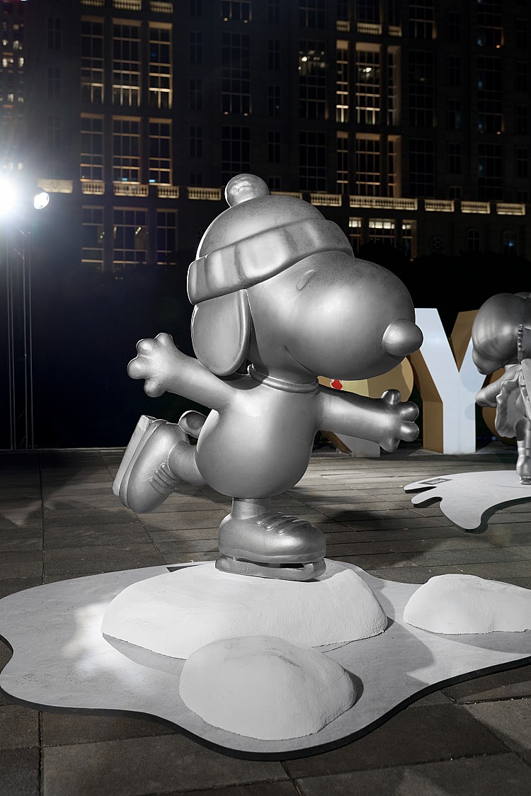 靠近捷運市府站二號出口 Ubike 租借處一旁空地,台灣保養品牌 Relove 打造了全台唯一「會呼吸的聖誕樹」,聖誕樹旁也打造了超強 IP 史努比的純銀限定版,讓這些超萌角色陪你度過一個時髦聖誕節。