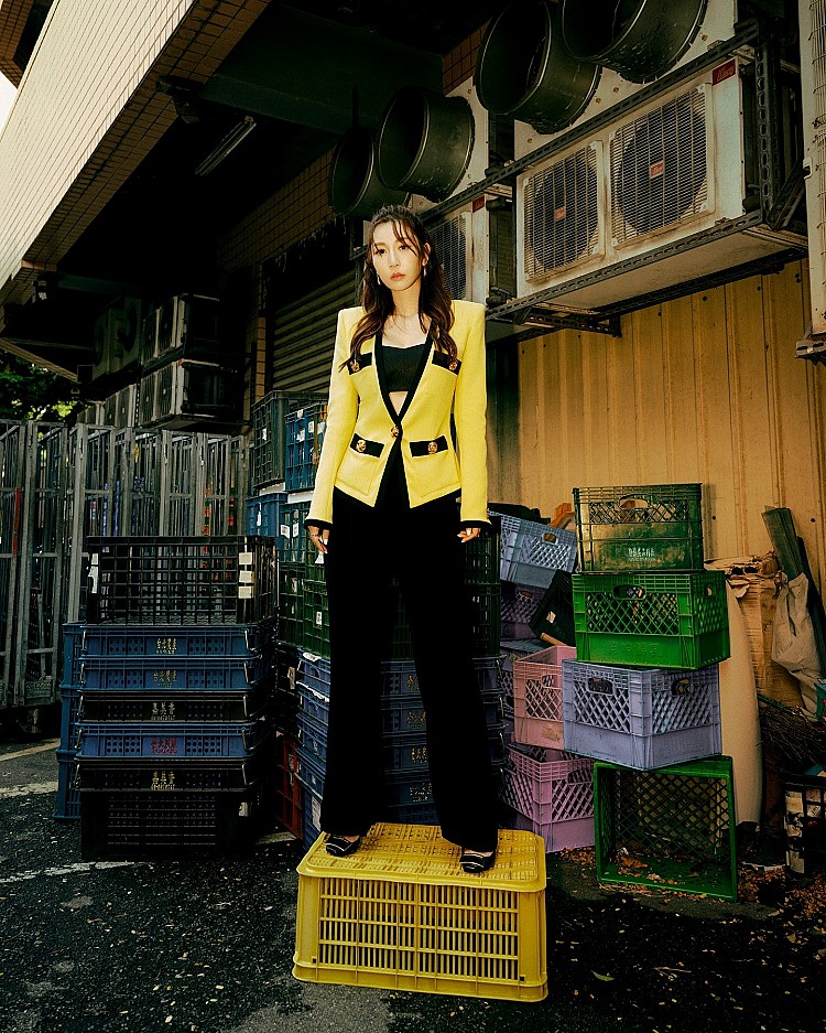 曾莞婷這套出自Balmain的造型，以鮮亮的檸檬黃西裝外套搭配俐落的黑色長褲，展現強勢卻不失女性柔美的時髦氣場。外套的收腰設計與結構肩線，塑造出挺拔比例與修身效果，與Roger Vivier方釦鞋延續俐落線條，優雅之中展露態度！