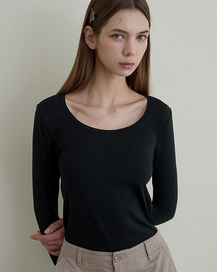 佐丹奴這件G-WARMER「圓領極暖衣」就是那種會被默默回購的實穿派：彈力布料貼身但不勒，穿起來活動自在；整體輕盈不厚重，卻能把暖度穩穩留住，很適合台灣冬天通勤、日常內搭。內裡帶磨毛處理，手感柔軟，直接貼膚也舒服不刺癢；圓領線條簡潔俐落，塞在襯衫、針織或大衣裡都不容易露出尷尬邊邊，素色設計更是怎麼搭都不出錯。（價格：NTD990⭢699）