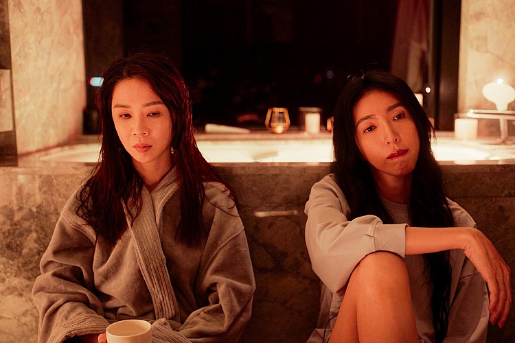 以《誰先愛上他的》、《四樓的天堂》等熱播作先後獲得金馬與金鐘肯定的謝盈萱,好演技絕對無庸置疑,這次在《影后》則挑戰曾經是當紅演員,後來退居幕後成為王牌製作人兼經紀人薛亞之,身為劇中的核心人物,不只與每位演員都有精采的對手戲,面對出軌丈夫對峙時收放自如的演技更讓她一戰封神。