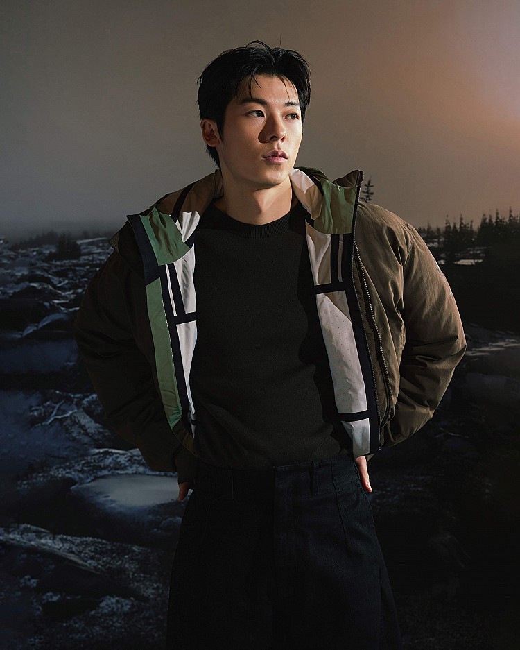 聊到保暖，許光漢的回答笑說自己最熟悉的，其實是劇組的保暖方法：發熱暖包一定要貼，洋蔥式穿搭更是基本功。比如他特別喜歡身上的 Nexus Pool 系列衛衣，顏色與版型都帶點前衛氣息，單穿有態度，單穿有態度，作為內搭也很OK。