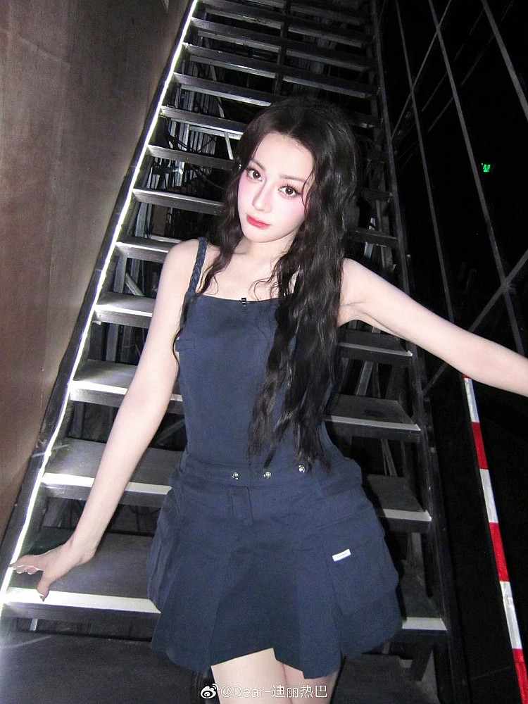 迪麗熱巴長髮燙髮造型推薦1：蛋捲燙