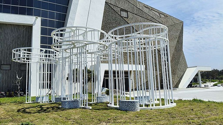 另一件,則是充滿寓意的《到海邊坐坐》,由好幾根鏤空圓柱組成,從下往上看,如同海面層層疊疊的波紋,一旁還有馬賽克拼貼的座椅,離開前,記得來這裡坐一坐吧。