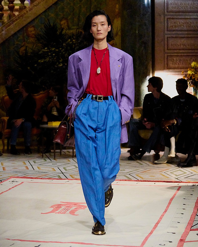 Versace在米蘭時裝週上舉辦一場非常私密的大秀發佈