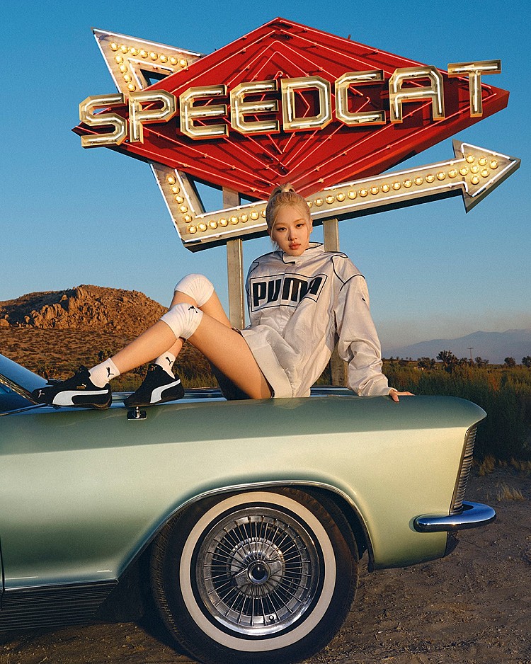 2025的運動時尚戰場，Puma 絕對是逆襲幅度最大的一位！以 BLACKPINK Rosé的代言加持開出漂亮第一槍，「Speedcat」賽車鞋、「Palermo」薄底鞋，趁勝追擊推出的「Speedcat Ballet」芭蕾運動鞋，以及最新亮相、以前衛造型「Mostro」著稱的風格鞋款，都可以看見Puma完全掌握時尚脈動，抓住流量以及銷售量。