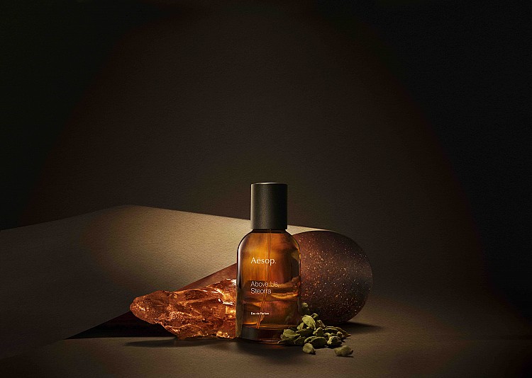 除了經典香氛如 Tacit 悟、Rōzu 馥、Hwyl 熾，以及 Marrakech 馬拉喀什馥郁外，Aesop 近日推出全新香氣「蒼穹之上．引香水」，為品牌首款辛香琥珀調香氛。此香由調香師賽琳・巴雷爾（Céline Barel）打造，靈感來自日本俳句、夜空攝影與琥珀光澤。「冰與火、辛與甜，在黑夜共舞，留下幽微的一道星屑光跡。」此新品極有可能加入 Aesop 超人氣香水之列，掀起新一波熱潮。